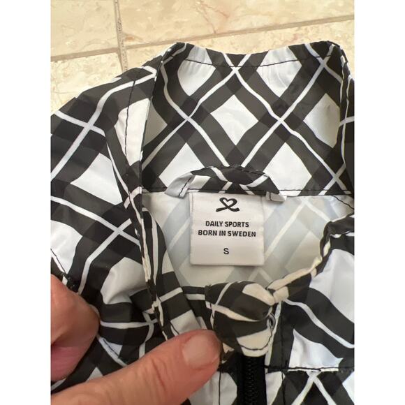 Lightweight Full Zip Windbreaker from Daily Sports - Size Small - Picture 4 of 5